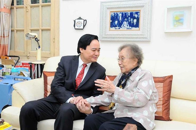  Bộ trưởng Phùng Xuân Nhạ ân cần hỏi thăm sức khỏe nguyên Phó Chủ tịch nước, nguyên Bộ trưởng Bộ Giáo dục Nguyễn Thị Bình 
