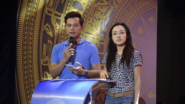  BTV Hoài Anh và MC Danh Tùng trong buổi tổng duyệt lễ trao giải giải thưởng Nhân tài đất Việt 2016, diễn ra ngày hôm qua (18/11) tại Hà Nội. Ảnh: Mạnh Thắng. 