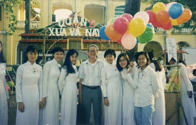  BTV Hoài Anh (thứ 3, từ trái sang phải) cùng thầy giáo và các bạn cùng lớp trong một sự kiện của trường thời còn học PTTH. 