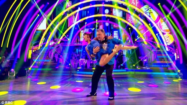 Thí sinh Ed Balls đã không chỉ tái hiện điệu nhảy ngựa và hình ảnh của nam ca sĩ Hàn Quốc Psy mà còn thể hiện thành công vũ điệu salsa nóng bỏng dù bản thân vị chính trị gia 49 tuổi có thân hình không mấy “nhẹ nhàng”.