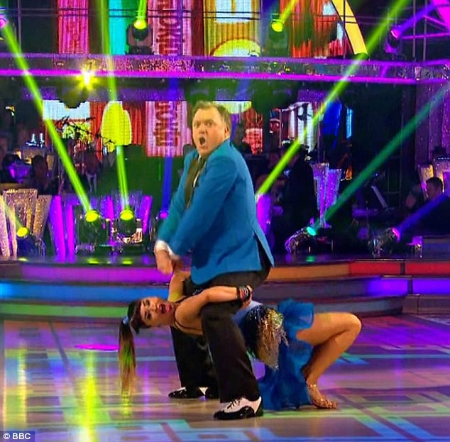 Thí sinh Ed Balls đã không chỉ tái hiện điệu nhảy ngựa và hình ảnh của nam ca sĩ Hàn Quốc Psy mà còn thể hiện thành công vũ điệu salsa nóng bỏng dù bản thân vị chính trị gia 49 tuổi có thân hình không mấy “nhẹ nhàng”.Điệu nhảy trên nền nhạc “Gangnam Style” của Ed Balls đã khiến người xem truyền hình Anh phát sốt.