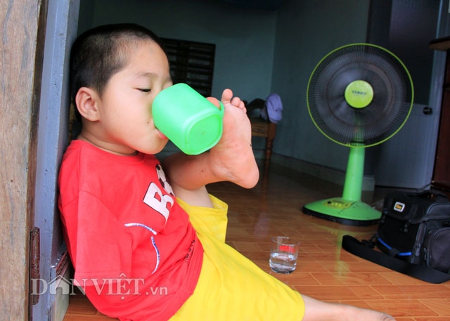roi le chuyen cau be khong tay, chan thap chan cao bi bo me bo roi hinh anh 2