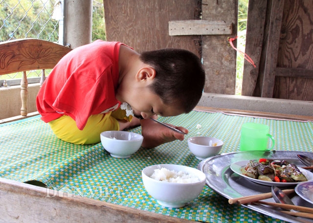 roi le chuyen cau be khong tay, chan thap chan cao bi bo me bo roi hinh anh 3