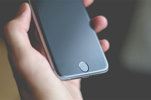 apple-bi-samsung-google-ep-dung-man-hinh-oled-tren-iphone