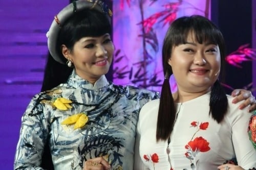 Ngọc Huyền (trái) và thí sinh Huyền Trân.