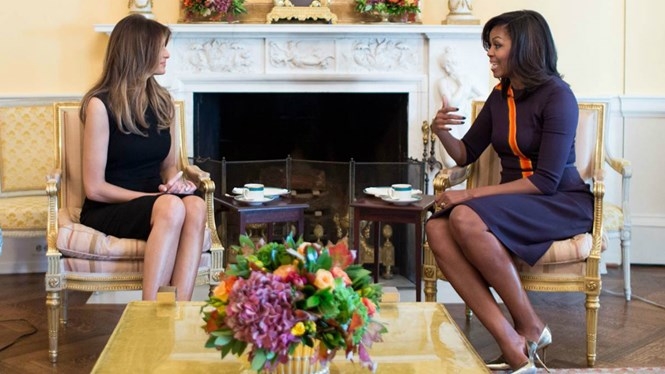 Bà Melania Trump (trái) gặp Đệ nhất phu nhân Michelle Obama tại Nhà Trắng /// Nhà Trắng