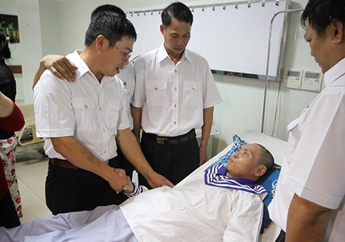 nuoc-mat-an-tinh-trong-benh-vien-cua-cuu-binh-gac-ma-2