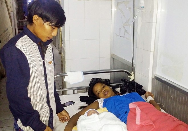 San phu sinh be trai 2,6 kg tren tau cao toc o Kien Giang hinh anh 1