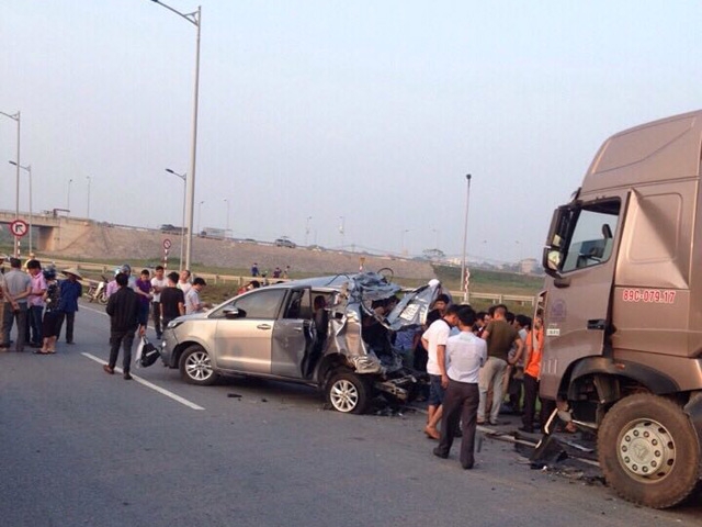 xe container tong nat o to tren cao toc, 7 nguoi thuong vong hinh anh 1