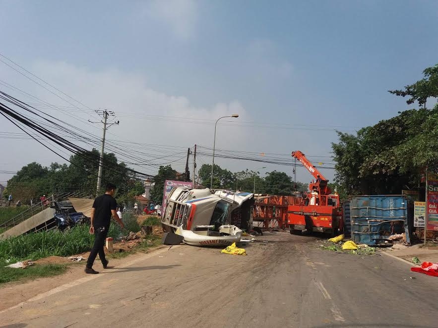 Xe container và xe tải đâm nhau, 2 người chết