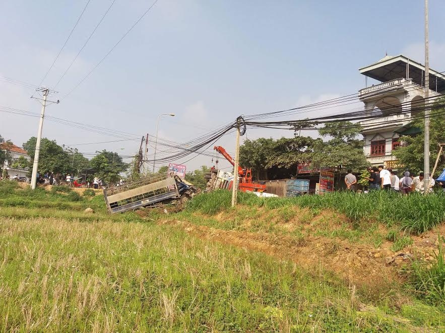 Xe container và xe tải đâm nhau, 2 người chết