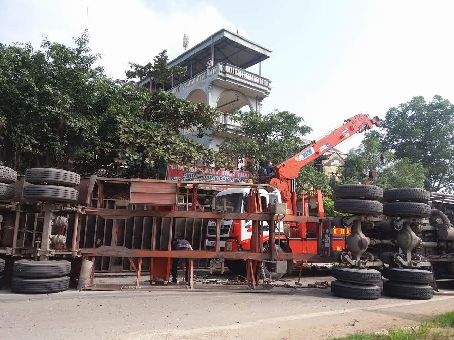Xe container và xe tải đâm nhau, 2 người chết