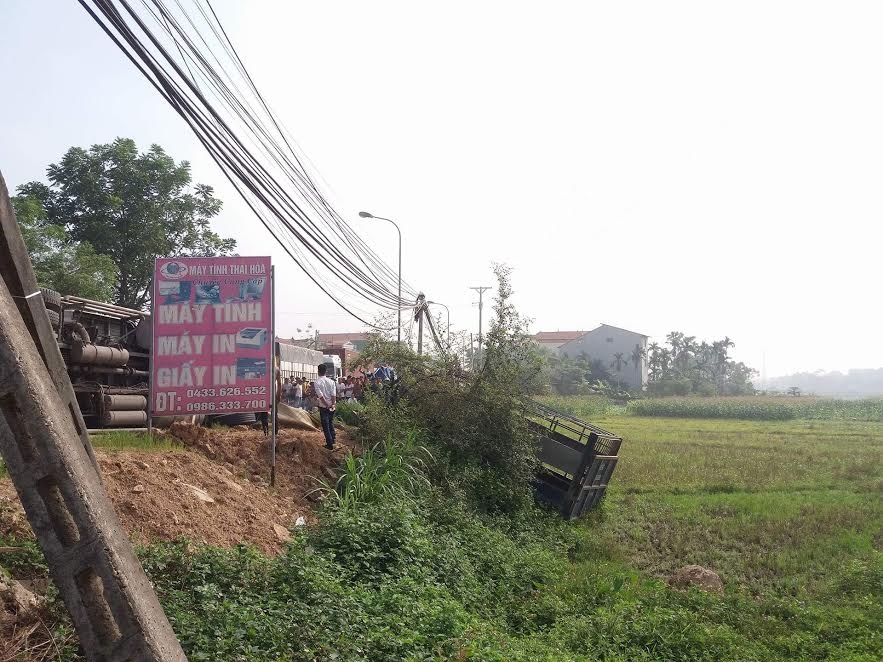 Xe container và xe tải đâm nhau, 2 người chết