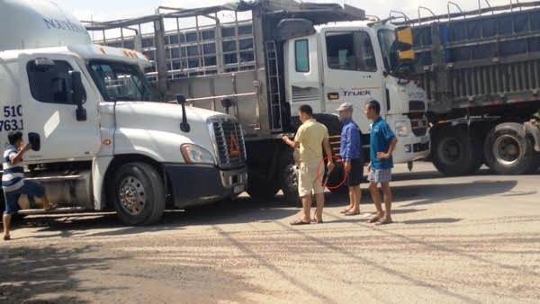 2 tài xế định choảng nhau bằng gậy, tuýp sắt gây náo loạn cả khu vực - Ảnh 2.