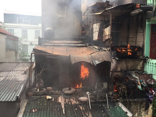Hà Nội: Cháy lớn tại đường Trần Khát Chân, khói đen cuộn kín bầu trời - Ảnh 3.