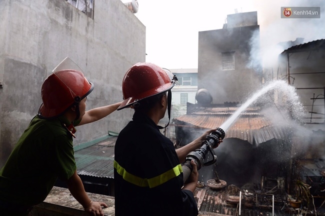 Hà Nội: Cháy lớn tại đường Trần Khát Chân, khói đen cuộn kín bầu trời - Ảnh 8.
