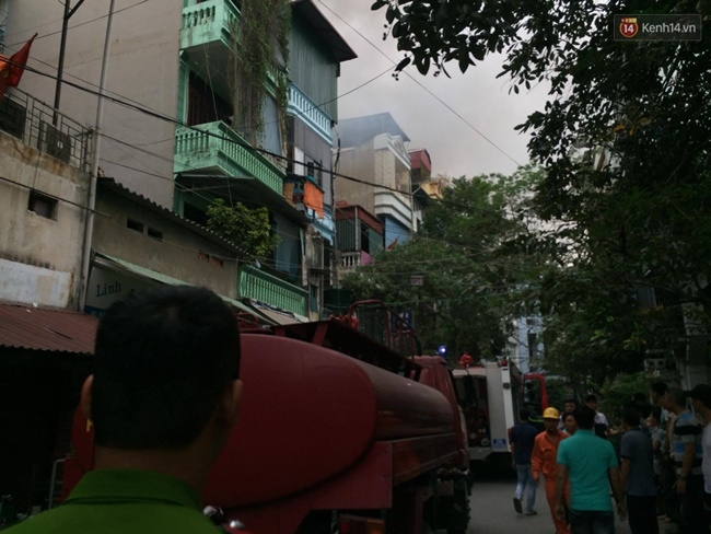 Hà Nội: Cháy lớn tại đường Trần Khát Chân, khói đen cuộn kín bầu trời - Ảnh 9.