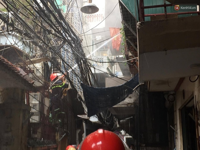 Hà Nội: Cháy lớn tại đường Trần Khát Chân, khói đen cuộn kín bầu trời - Ảnh 10.