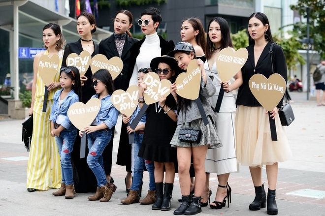 Dàn mẫu 'nổi loạn' trên phố đi bộ với nội y cách điệu