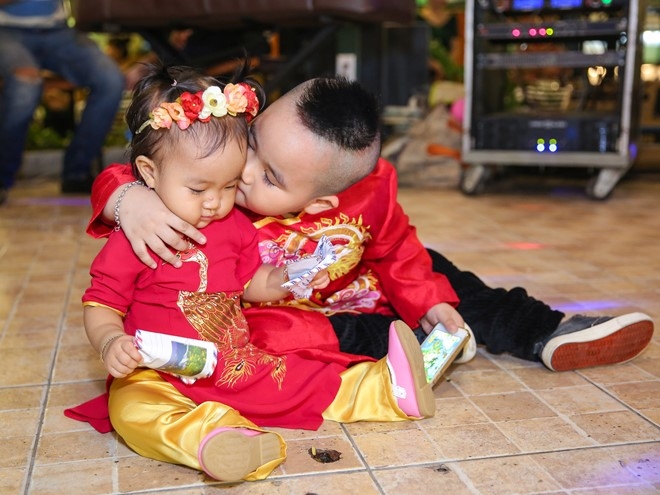 Gia dinh Hieu Hien mac ao dai do mung thoi noi con gai hinh anh 5