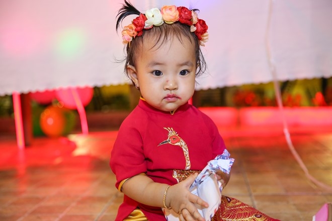 Gia dinh Hieu Hien mac ao dai do mung thoi noi con gai hinh anh 6