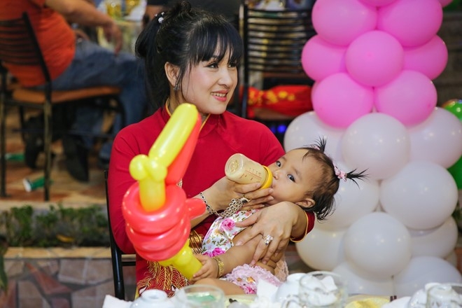 Gia dinh Hieu Hien mac ao dai do mung thoi noi con gai hinh anh 7