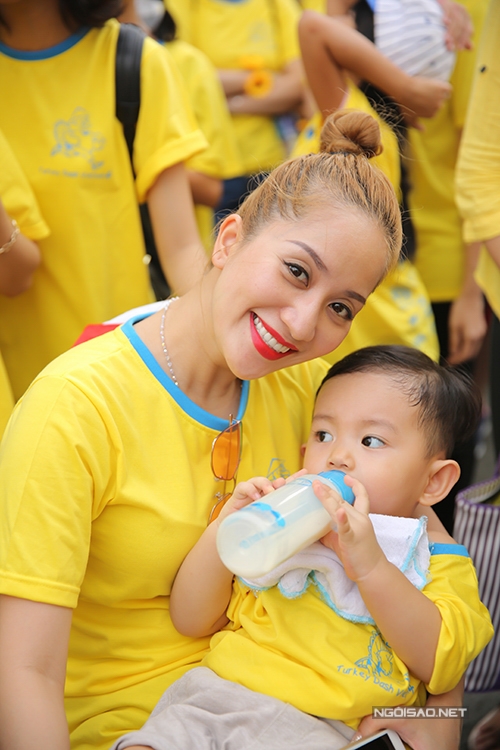 gia-dinh-khanh-thi-cung-dan-sao-chay-bo-tu-thien-4