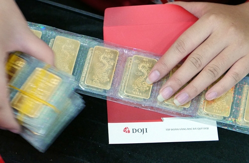gia-vang-di-len