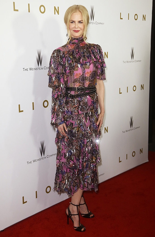 Miranda Kerr đẹp nhất tuần với váy bó khoét lườn