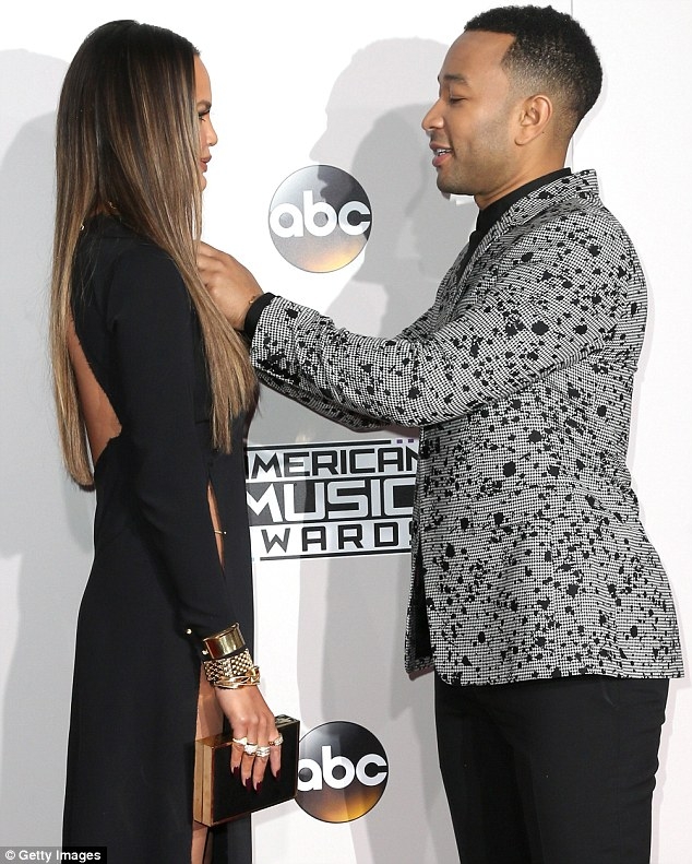 Vợ John Legend lộ hàng trên thảm đỏ AMA vì mặc váy xẻ cao và không có nội y - Ảnh 5.