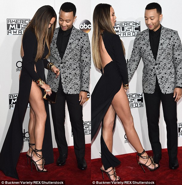 Vợ John Legend lộ hàng trên thảm đỏ AMA vì mặc váy xẻ cao và không có nội y - Ảnh 7.