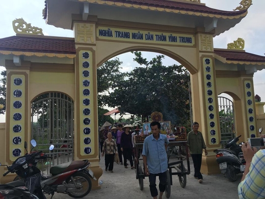  Nhiều người dân làng Vĩnh Trung tới tiễn đưa 2 cháu bé 