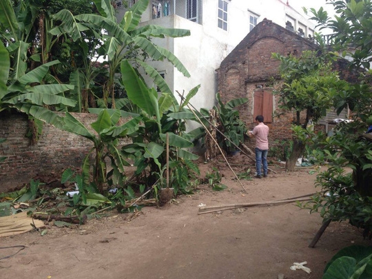  Hai cháu bé được chôn ngay gần ngôi nhà 