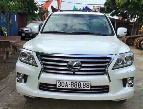  Lexus LX570 đời cũ cũng đeo biển số ngũ quý 8 tại Hà Nội. 