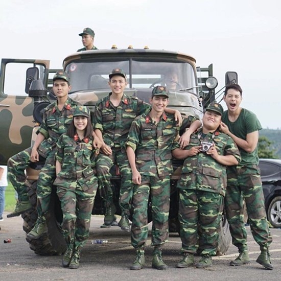 Angela Phương Trinh phơi nắng, treo mình 3 ngày trên cầu