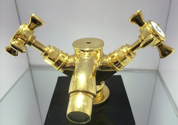 Bí mật toilet dát vàng, gắn saphia trong nhà đại gia Hà Thành