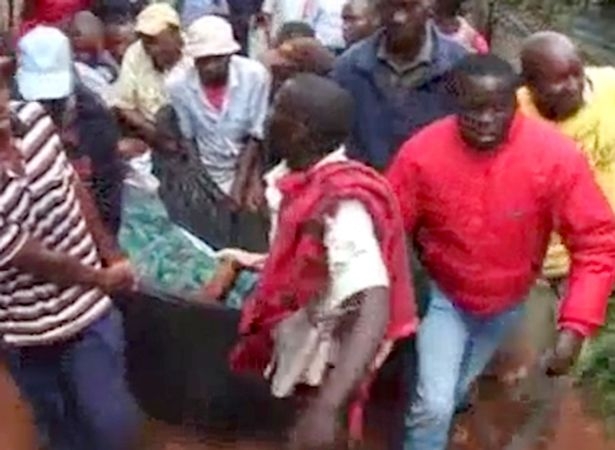 Kenya: Cặp đôi ngoại tình “dính chặt”, cả làng kéo đến xem - 1