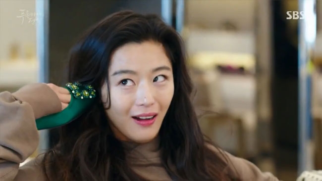 Đồ hiệu ngập mặt, Huyền thoại biển xanh lại là một show thời trang nữa của Jeon Ji Hyun - Ảnh 9.