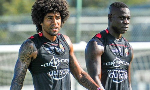 dong-doi-khong-dam-lam-dau-balotelli-tren-san-tap