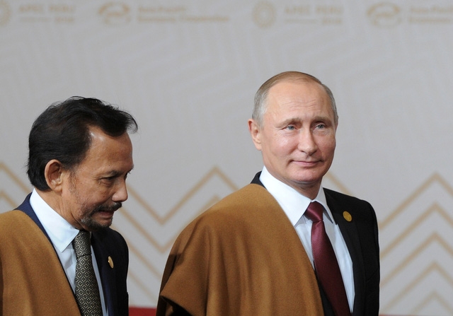 Tổng thống Vladimir Putin (phải) tham dự Hội nghị APEC 2016 tại Peru (Ảnh: Reuters)