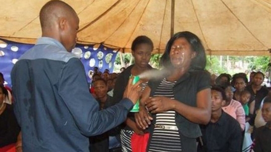  Ông Rabalago tuyên bố có thể chữa cả ung thư và HIV. Ảnh: BBC 