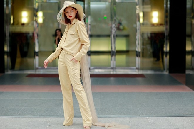 Xuan Lan va dan mau sanh dieu tren duong pho Nguyen Hue hinh anh 3
