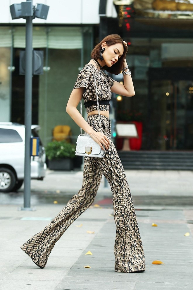 Xuan Lan va dan mau sanh dieu tren duong pho Nguyen Hue hinh anh 9