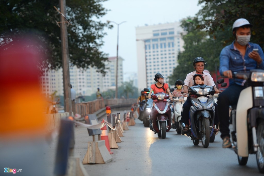 Chan mot chieu duong Kim Ma thi cong Metro hinh anh 12
