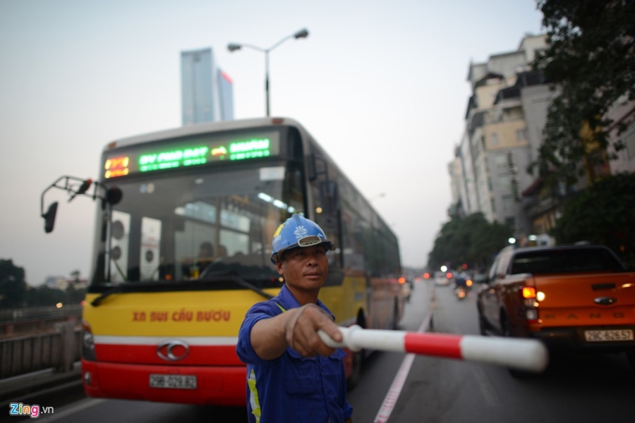 Chan mot chieu duong Kim Ma thi cong Metro hinh anh 13