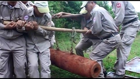 Đào đường, gặp bom 'khủng' - ảnh 1