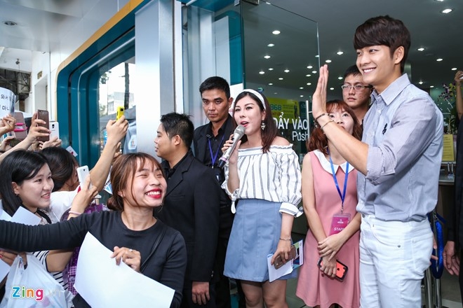 Fan Viet xep hang dai cho gap Kang Tae Oh o Sai Gon hinh anh 4