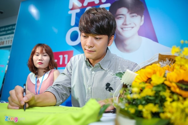 Fan Viet xep hang dai cho gap Kang Tae Oh o Sai Gon hinh anh 5