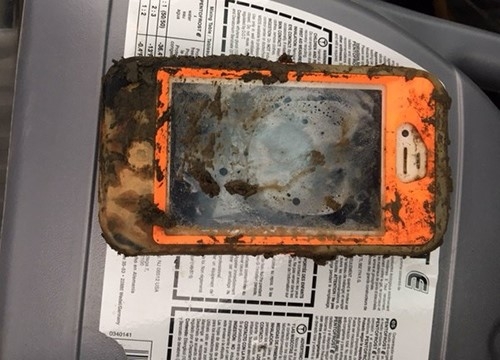 iPhone 4 ngam mot nam duoi ho van song sot hinh anh 1