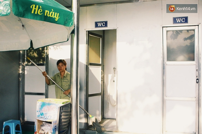 Kinh hoàng bẩn, vậy mà người ta vẫn lưu ý vứt giấy vệ sinh vào sọt rác trong toilet công cộng? - Ảnh 4.
